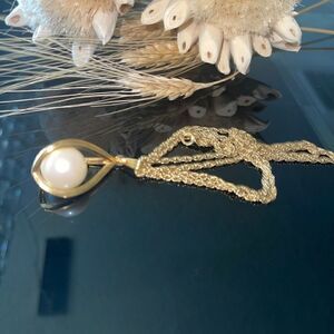 Vintage gold tone Avon necklace